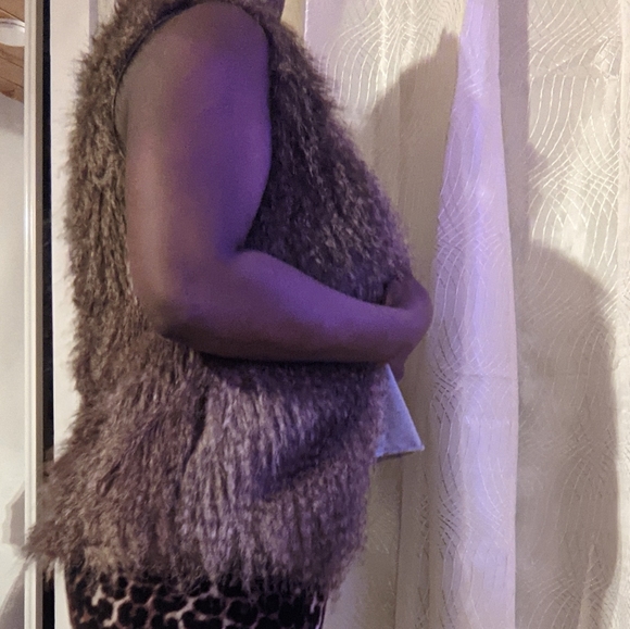 Faux fur vest - Picture 3 of 5